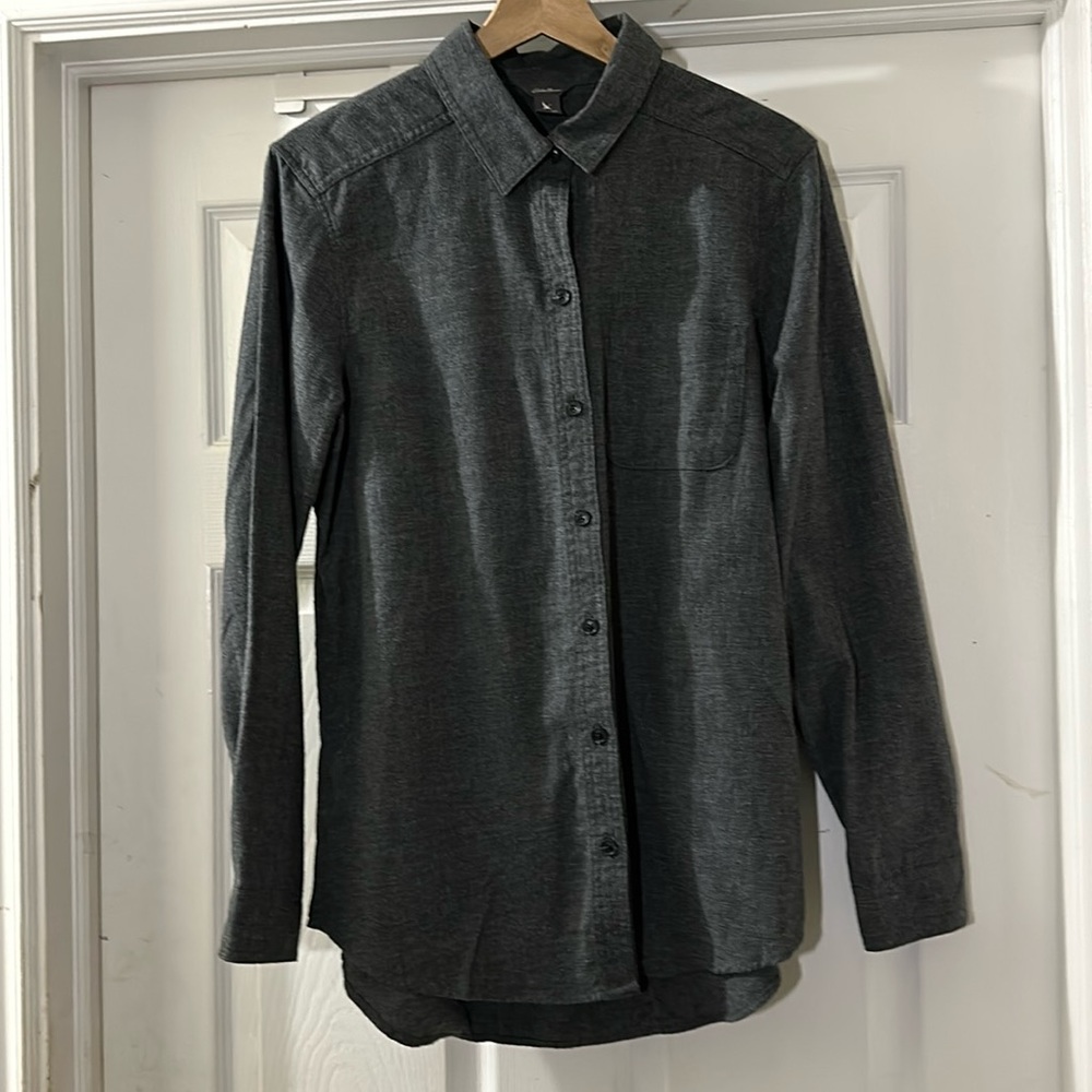 Eddie Bauer SZ M women’s heathered grey cotton button down shirt.
